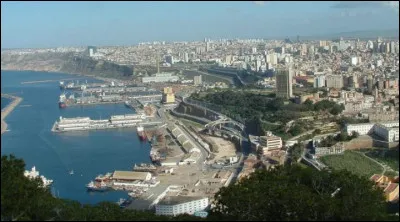 Quelle est cette ville de 3,9 millions d'habitants, capitale de l'Algérie, située sur la mer Méditerranée ?