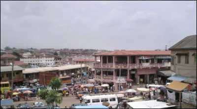 Quelle est cette ville de 3,3 millions d'habitants, deuxième plus grande ville du Ghana, capitale historique de l'Empire ashanti ?