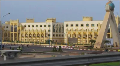 Quelle est cette ville de 2,5 millions d'habitants, capitale du Mali, grand port fluvial sur le Niger ?