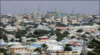 Quelle est cette ville de 2,4 millions d'habitants, capitale de la Somalie, port important situé sur l'océan Indien, base de l'économie du pays ?
