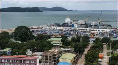Quelle est cette ville de 2,3 millions d'habitants située sur l'océan Atlantique, capitale de la Guinée, plus important centre économique et culturel du pays ?
