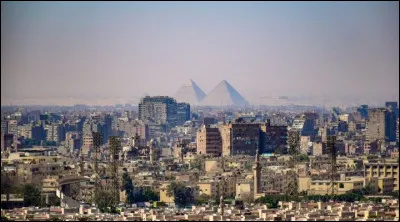 Quelle est cette ville de 8,8 millions d'habitants, située en Egypte sur le Nil, célèbre pour ses pyramides et son Sphinx ?