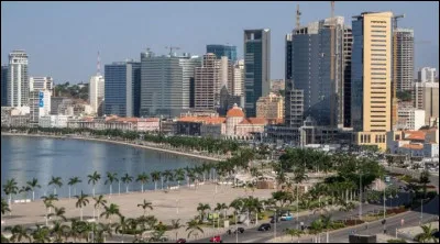 Quelle est cette ville de 8,4 millions d'habitants, capitale de l'Angola, centre économique du pays ?