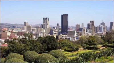 Quelle est cette ville de 5,4 millions d'habitants, plus grande ville d'Afrique du Sud et plus grande place financière du pays ?