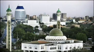 Quelle est cette ville de 5,3 millions d'habitants, capitale du Soudan et siège des activités bancaires du pays ?