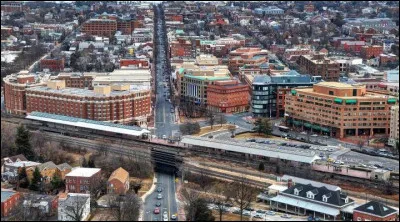 Quelle est cette ville de 5,2 millions d'habitants, située en Egypte à l'ouest de delta du Nil et fondée en 331 avant J.-C. par Alexandre le Grand ?