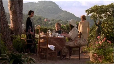 Dans les années 1920, à Londres un jour de pluie, Lottie Wilkins lit une annonce, proposant de louer une villa en Italie. Elle trouve trois autres colocataires. Le titre de ce film est "... enchanté"