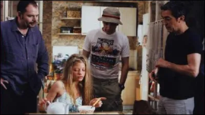 Trois hommes dont les femmes sont amies, arrivent à La Baule dans une maison louée en commun pour les vacances. Ce film, avec Richard Berry, Jean-Pierre Darroussin, Charles Berling et Mélanie Thierry, c'est "15 ..."