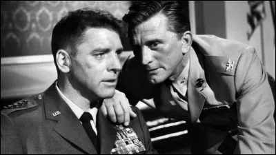Dans ce film de John Frankenheimer, avec Burt Lancaster et 
Kirk Douglas, le général américain James Mattoon Scott  idole des foules et des conservateurs, tente un coup d'État. Il s'agit de "Sept jours en ..."