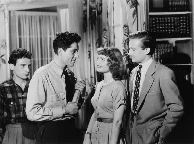 Ce film de Jacques Becker, avec Daniel Gélin et Nicole Courcel, suit une bande de jeunes dans le Paris de l'après-guerre : il s'agit de "Rendez-vous de ..."