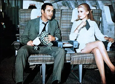 Ce film américain de 1969, qui réunit Jack Lemmon et
Catherine Deneuve, a pour titre "Folies d'..."