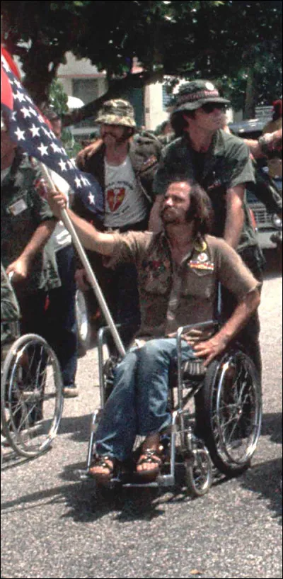 Ron Kovic (Tom Cruise), s'est engagé pour se battre au Viêt Nam et en revient paraplégique : il s'agit de "Né un 4 ..."