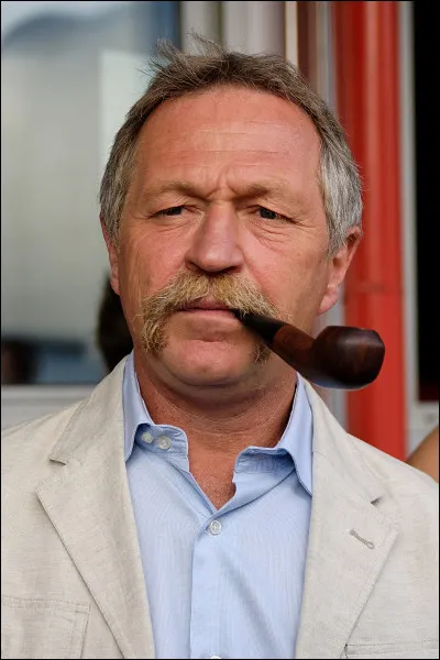 A quel grande marque américaine José Bové s'est-il attaqué en démontant un de ses sites en France ?