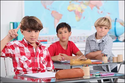 Plus tard, un &eacute;l&egrave;ve perturbateur te d&eacute;fie et te menace ! Que fais-tu ?