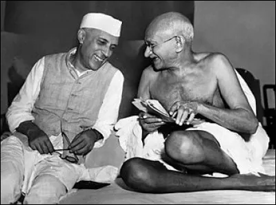 À sa mort Gandhi eut ses cendres dispersées dans le Nil, la Volga et la Tamise.