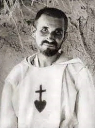 15 mai : 
Au Vatican, le pape François canonise dix bienheureux. Parmi eux, se trouve l'officier de cavalerie de l'armée française, explorateur et géographe, puis religieux catholique, prête, ermite et linguiste, Charles de Foucauld (1858-1916).
De quelle manière mourut-il le 1er décembre 1916 ?
