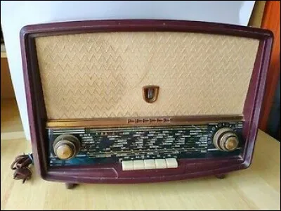 Dans les années 50 la TSF se démocratise et on peut choisir sa station sur 3 gammes d'ondes : PO, GO, OC. 
Quelle est la signification de cela ?