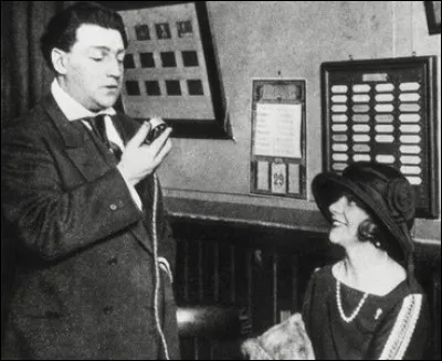 En quelle année les retransmissions radiophoniques démarrent-elles à travers le monde ?