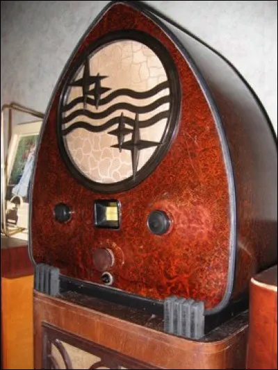 Quel est le fabriquant de ce poste de radio dit "boîte à jambon" à cause de sa forme dans les années 30 ?