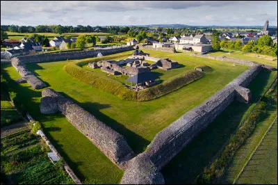 On peut y voir les ruines de l'ancienne cité romaine de Jublains :
