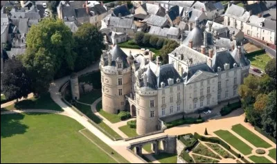 On peut y visiter le château du Lude :