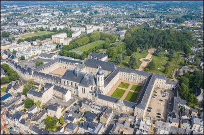 La deuxième ville du département est La Flèche, avec 14 800 habitants :