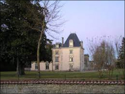 Je vous propose de commencer notre balade en Nouvelle-Aquitaine, au château d'Authon-Ébéon. Village de l'arrondissement de Saint-Jean-d'Angély, il se situe dans le département ...