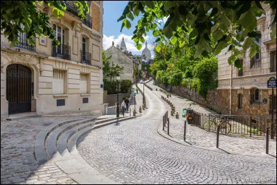 Quelle chanteuse a son buste sculpté sur une place à Montmartre ?