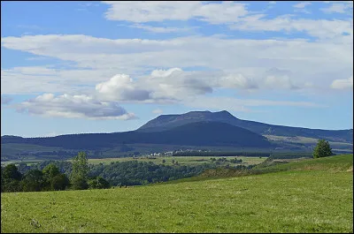 C'est le troisième département de France par son altitude moyenne, avec 719 mètres ; le point culminant est à 1753 mètres :