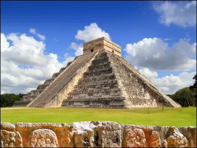 Dans quel site archéologique du Yucatan au Mexique se trouve la pyramide de la divinité maya KuKulKan, considérée comme l'une des 7 nouvelles merveilles du monde ?