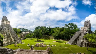 Dans quel pays d'Amérique centrale se trouve Tikal, le plus grand centre archéologique de la civilisation maya qui comporte de nombreuses pyramides ?