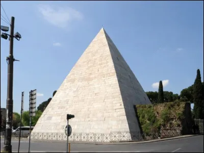Dans quelle ville d'Italie se trouve la pyramide de Cestius, un monument funéraire datant de 18 à 12 avant J.-C. ?