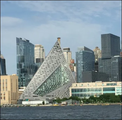 Dans quelle ville de la côte est des États-Unis est érigée sur l'ile de Manhattan un immeuble en forme de pyramide qui a reçu le titre de "plus beau building d'Amérique " ?