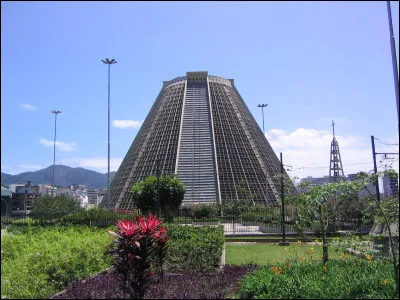 Dans quelle ville du Brésil célèbre pour son Carnaval, ses plages et son Christ Rédempteur se trouve la cathédrale Saint- Sébastien en forme de pyramide ?