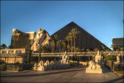 Quel est le nom de cet hôtel emblématique de Las Vegas en forme de pyramide datant de 1993 ?