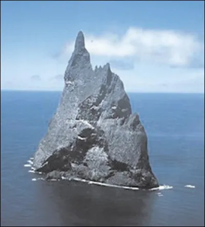 Quel est le nom de cette île d'Australie en forme de pyramide (562 m) située dan la mer de Tasman ?
