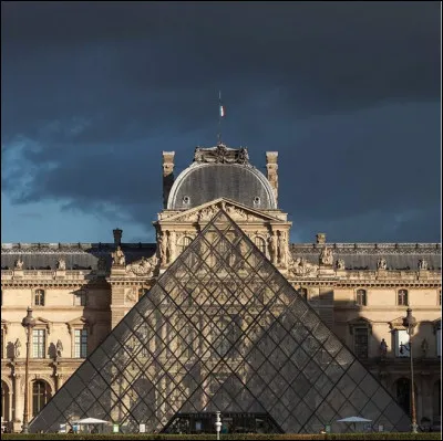 Quel célèbre architecte est le concepteur de la pyramide du Louvre à Paris, ouverte en 1989 ?