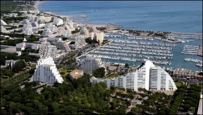 Quel est le nom de la station balnéaire d' Occitanie, célèbre mondialement pour ses immeubles en forme de pyramide ?