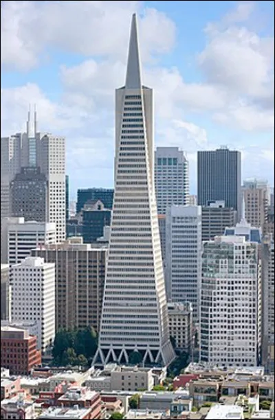 Dans quelle ville de Californie se trouve la Transamerica Pyramid, un immeuble de bureaux de 260 mètres de haut ?