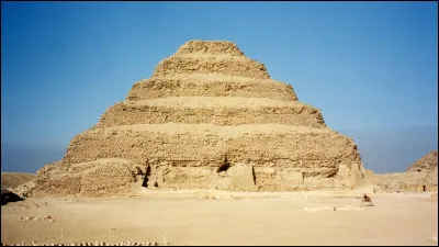 À quel Pharaon est dédié la plus vielle pyramide du monde à degré, vieille de 4 700 ans et située à Saqqarah en Égypte ?