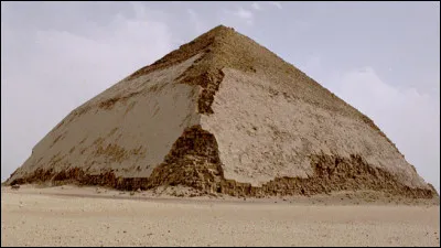 Quel est le type de pyramide égyptienne dont les faces lisses sont des pentes concaves qui se rétrécissent en direction du sommet ?