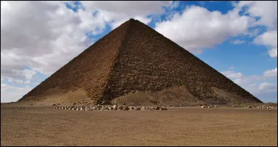 Quel est le nom moderne de cette pyramide de Snéfrou en Égypte, la première à faces lisses dont le nom provient de la couleur prise par les pierres riches en fer et manganèse ?