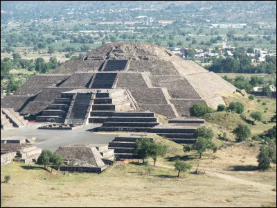 Dans quel site archéologique situé près de Mexico se trouve la célèbre pyramide du Soleil mesurant 65 mètres ?