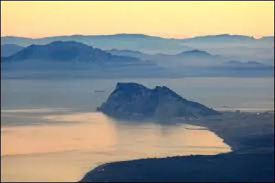 Quelle distance s&eacute;pare l'Espagne du Maroc au niveau du d&eacute;troit de Gibraltar ?