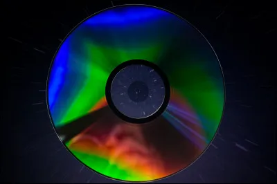 Les platines de DJ sont utilis&eacute;es par exemple dans un concert de...