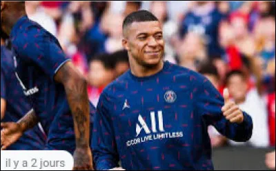Ici, c'est Paris ! En mai 2022, après un long feuilleton, Kylian Mbappé reste à Paris. Grâce à sa prolongation, son contrat expire donc maintenant en :