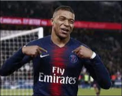 Logiquement, il finit meilleur buteur de la Ligue 1 lors de la saison 2018/2019 avec 33 buts. Devant quel joueur finit-il premier ?