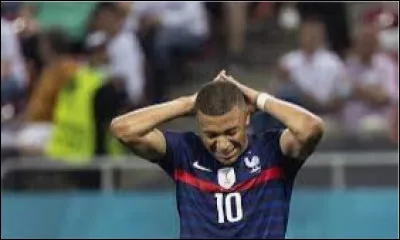 Malgré une bonne saison personnelle au PSG en 2020/2021, Kylian Mbappé connaît sa première désillusion avec les Bleus pendant l'Euro 2020. À cause de quel événement principal l'image de Kylian a-t-elle été ternie durant l'Euro ?