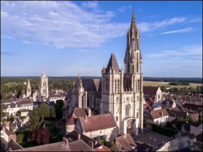 Vous pourrez y visiter Senlis et sa cathédrale :