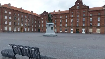 Vous pourrez visiter le Familistère de Guise, conçu au XIXe siècle par l'industriel Jean-Baptiste Godin pour l'hébergement de ses ouvriers :
